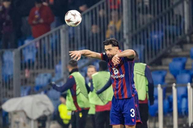 Nicolas Vouilloz (FC Basel, 03) beim Einwurf , Schweiz, Fussball, UEFA Europa League, 4. Spieltag, 2025 2026, FC Basel vs. FCSB Bukarest, 06.11.2025, Sankt Jakob Park, Basel, Schweiz Basel Sankt Jakob Park Kanton Basel-Stadt Schweiz Copyright: xGrantxHubbsx