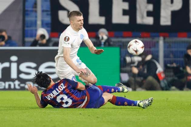 Nicolas Vouilloz (FC Basel, 03) und Florin Tanase (FCSB Bukarest, 10) im Zweikampf , Schweiz, Fussball, UEFA Europa League, 4. Spieltag, 2025 2026, FC Basel vs. FCSB Bukarest, 06.11.2025, Sankt Jakob Park, Basel, Schweiz Basel Sankt Jakob Park Kanton Basel-Stadt Schweiz Copyright: xGrantxHubbsx