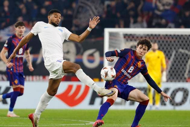 Malcom Edjouma (FCSB Bukarest, 18) und Marin Soticek (FC Basel, 19) im Zweikampf , Schweiz, Fussball, UEFA Europa League, 4. Spieltag, 2025 2026, FC Basel vs. FCSB Bukarest, 06.11.2025, Sankt Jakob Park, Basel, Schweiz Basel Sankt Jakob Park Kanton Basel-Stadt Schweiz Copyright: xGrantxHubbsx