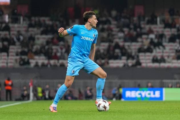 Maximilian Eggestein (SC Freiburg, 08) am Ball , Frankreich, Fussball, UEFA Europa League, 4.Spieltag, Ligaphase, 2025 2026, OGC Nizza vs. SC Freiburg, 06.11.2025, Allianz Riviera, Nizza, Frankreich Nizza Allianz Riviera Provence-Alpes-CÃ te d Azur, CÃ Frankreich Copyright: xArnexAmbergx