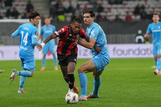 Igor Matanovic (SC Freiburg, 31) im Zweikampf , Frankreich, Fussball, UEFA Europa League, 4.Spieltag, Ligaphase, 2025 2026, OGC Nizza vs. SC Freiburg, 06.11.2025, Allianz Riviera, Nizza, Frankreich Nizza Allianz Riviera Provence-Alpes-CÃ te d Azur, CÃ Frankreich Copyright: xArnexAmbergx