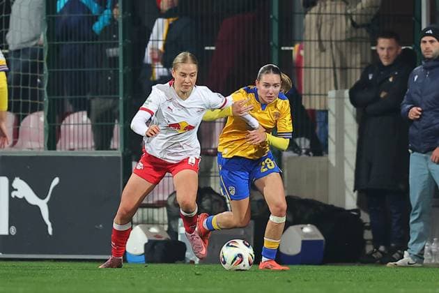 RB Leipzig - Jena 1. Bundesliga Frauen Leipzig, Trainingszentrum am Cottaweg, 06.11.2025, Fußball, Frauen, Saison 2025 2026, Frauen-Bundesliga, 9. Spieltag , RB Leipzig - FC Carl Zeiss Jena , Im Bild v.l.: Emilia Ãsgeirsdottir (8, Leipzig) und Emiliy Reske (28, Jena) ,