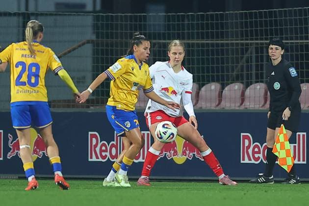 RB Leipzig - Jena 1. Bundesliga Frauen Leipzig, Trainingszentrum am Cottaweg, 06.11.2025, Fußball, Frauen, Saison 2025 2026, Frauen-Bundesliga, 9. Spieltag , RB Leipzig - FC Carl Zeiss Jena , Im Bild v.l.: Noemi Gentile (25, Jena) und Emilia Ãsgeirsdottir (8, Leipzig) ,