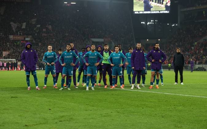 06.11.2025, Fussball UEFA Conference League, 1. FSV Mainz 05 - AC Florenz, v.l., Spieler und Trainer Daniele Galloppa (ACF Fiorentina) vor den Fans enttaeuscht, enttaeuscht schauend, dissapointed, traurig, frustiert, frust, gefrustet DFL DFB REGULATIONS PROHIBIT ANY USE OF PHOTOGRAPHS AS IMAGE SEQUENCES AND OR QUASI-VIDEO. xdcx Copyright: HMBxMedia Claus