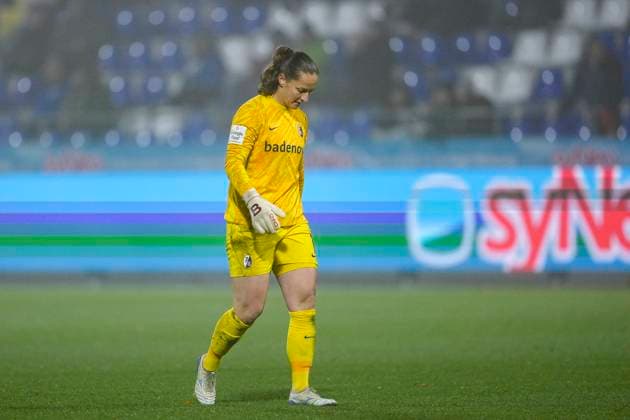 Laura Benkarth (Torwart, Torhüterin, Freiburg, 1), Freisteller, Ganzkörper, Einzelbild, Einzelfoto, Aktion, Action, Spielerinnen vom SC Freiburg, enttäuscht über die Niederlage, Enttäuschung nach dem Schlusspfiff, Highlight, Verlierer, verloren, Frustration, disappointed, pessimistisch, 06.11.2025, Sinsheim (Hoffenheim) (Deutschland), Fussball, Google Pixel Frauen-Bundesliga, TSG 1899 Hoffenheim - SC Freiburg, DFB DFL REGULATIONS PROHIBIT ANY USE OF PHOTOGRAPHS AS IMAGE SEQUENCES AND OR QUASI-VIDEO.