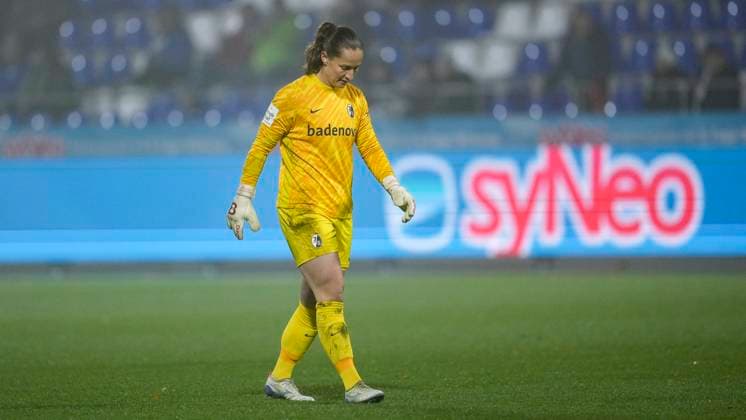 Laura Benkarth (Torwart, Torhüterin, Freiburg, 1), Freisteller, Ganzkörper, Einzelbild, Einzelfoto, Aktion, Action, Spielerinnen vom SC Freiburg, enttäuscht über die Niederlage, Enttäuschung nach dem Schlusspfiff, Highlight, Verlierer, verloren, Frustration, disappointed, pessimistisch, 06.11.2025, Sinsheim (Hoffenheim) (Deutschland), Fussball, Google Pixel Frauen-Bundesliga, TSG 1899 Hoffenheim - SC Freiburg, DFB DFL REGULATIONS PROHIBIT ANY USE OF PHOTOGRAPHS AS IMAGE SEQUENCES AND OR QUASI-VIDEO.