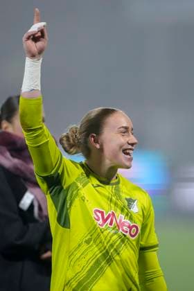 Laura Johanna Dick (Torwart, Torhüterin, TSG, 1), Spielerinnen der TSG 1899 Hoffenheim, Einzelbild, Einzelfoto, Aktion, Action, Jubel nach dem Schlusspfiff, Freude über den Sieg, Sieger, Gewinner, jubelt, jubeln, fröhlich, positiv, freut sich, freuen, optimistisch, Highlight, Action, Aktion, 06.11.2025, Sinsheim (Hoffenheim) (Deutschland), Fussball, Google Pixel Frauen-Bundesliga, TSG 1899 Hoffenheim - SC Freiburg, DFB DFL REGULATIONS PROHIBIT ANY USE OF PHOTOGRAPHS AS IMAGE SEQUENCES AND OR QUASI-VIDEO.