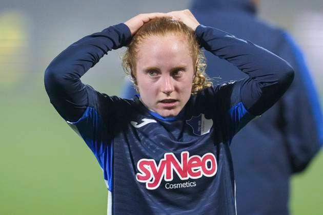 Milena Röder (TSG, 28), Einzelbild, Einzelfoto, Aktion, Action, 06.11.2025, Sinsheim (Hoffenheim) (Deutschland), Fussball, Google Pixel Frauen-Bundesliga, TSG 1899 Hoffenheim - SC Freiburg, DFB DFL REGULATIONS PROHIBIT ANY USE OF PHOTOGRAPHS AS IMAGE SEQUENCES AND OR QUASI-VIDEO.