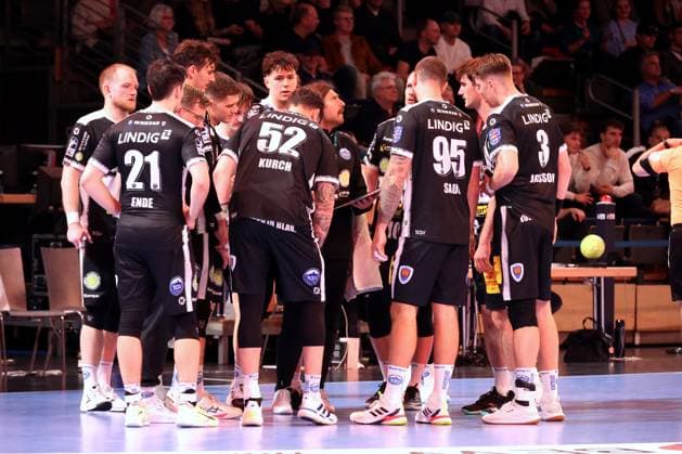 DEU, DHB-Pokal, Fuechse Berlin vs. Eisenach, 06.11.2025, Max-Schmeling-Halle, Berlin, DEU, DHB-Pokal, Fuechse Berlin vs. Eisenach, im Bild Trainer Sebastian Hinze (Eisenach), Eisenacher-Spielerkreis