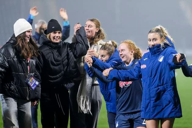 v.li.: Chiara Hahn (TSG, 23), Selina Cerci (TSG, 29), Lisa Doorn (TSG, 14), Napsugar Sinka (TSG, 8), Milena Röder (TSG, 28), Janna Grimm (TSG, 26), Spielerinnen der TSG 1899 Hoffenheim, Jubel nach dem Schlusspfiff, Freude über den Sieg, Sieger, Gewinner, jubelt, jubeln, fröhlich, positiv, freut sich, freuen, optimistisch, Highlight, Action, Aktion, 06.11.2025, Sinsheim (Hoffenheim) (Deutschland), Fussball, Google Pixel Frauen-Bundesliga, TSG 1899 Hoffenheim - SC Freiburg, DFB DFL REGULATIONS PROHIBIT ANY USE OF PHOTOGRAPHS AS IMAGE SEQUENCES AND OR QUASI-VIDEO.
