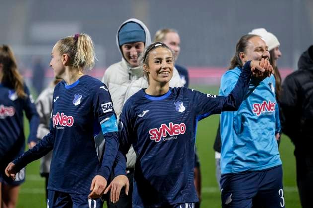 v.li.: Vanessa Diehm (TSG, 6), Christina Alp (TSG, 39), Leni Wileschek (TSG, 35), Spielerinnen der TSG 1899 Hoffenheim, Jubel nach dem Schlusspfiff, Freude über den Sieg, Sieger, Gewinner, jubelt, jubeln, fröhlich, positiv, freut sich, freuen, optimistisch, Highlight, Action, Aktion, 06.11.2025, Sinsheim (Hoffenheim) (Deutschland), Fussball, Google Pixel Frauen-Bundesliga, TSG 1899 Hoffenheim - SC Freiburg, DFB DFL REGULATIONS PROHIBIT ANY USE OF PHOTOGRAPHS AS IMAGE SEQUENCES AND OR QUASI-VIDEO.