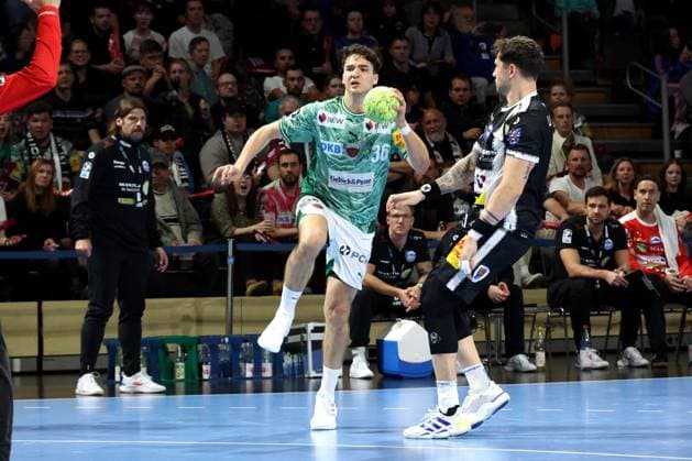 DEU, DHB-Pokal, Fuechse Berlin vs. Eisenach, 06.11.2025, Max-Schmeling-Halle, Berlin, DEU, DHB-Pokal, Fuechse Berlin vs. Eisenach, im Bild Tobias Reichmann (Fuechse Berlin 36), Justin Kurch (Eisenach 52)