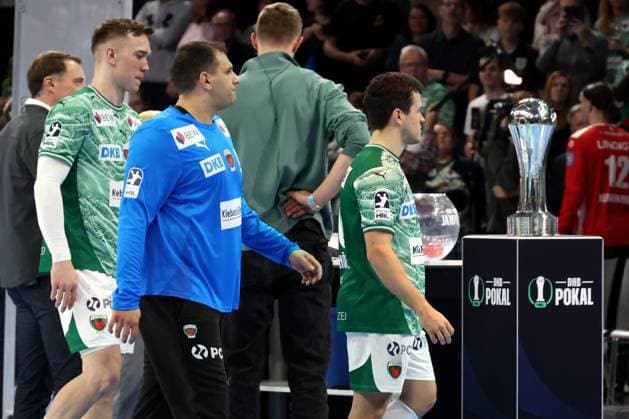 DEU, DHB-Pokal, Fuechse Berlin vs. Eisenach, 06.11.2025, Max-Schmeling-Halle, Berlin, DEU, DHB-Pokal, Fuechse Berlin vs. Eisenach, im Bild der DHB-Pokal, Tim Freihoefer (Fuechse Berlin 20), Dejan Milosavljev (Fuechse Berlin 96), Lasse Andersson (Fuechse Berlin 11)