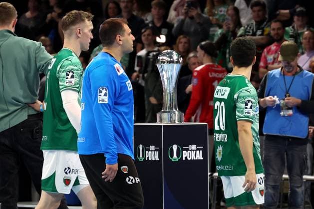 DEU, DHB-Pokal, Fuechse Berlin vs. Eisenach, 06.11.2025, Max-Schmeling-Halle, Berlin, DEU, DHB-Pokal, Fuechse Berlin vs. Eisenach, im Bild der DHB-Pokal, Tim Freihoefer (Fuechse Berlin 20), Dejan Milosavljev (Fuechse Berlin 96), Lasse Andersson (Fuechse Berlin 11)