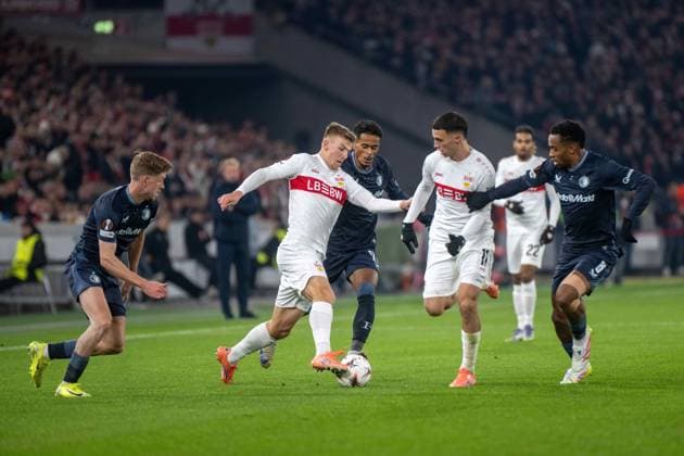 Gijs Smal (Feyenoord Rotterdam), Borges Goncalo (Feyenoord Rotterdam), Finn Jeltsch (VfB Stuttgart), Bilal El Khannouss (VfB Stuttgart) und Quinten Timber (Feyenoord Rotterdam). xettx, Deutschland, Stuttgart, 06.11.2025, Fussball, UEFA Europa League: VfB Stuttgart vs Feyenoord Rotterdam, Saison 2025 2026, Match Day 4, MHP Arena