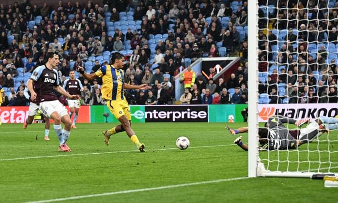 Dor Peretz of Maccabi Tel Aviv has a shot saved by Emiliano Martinez goalkeeper of Aston Villa Aston Villa v Maccabi Tel Aviv, UEFA Europa League, Group Stage, Football, Villa Park, Birmingham, UK - 06 Nov 2025Birmingham Villa Park United Kingdom EDITORIAL USE ONLY No use with unauthorised audio, video, data, fixture lists, club league logos or live services. Online in-match use limited to 120 images, no video emulation. No use in betting, games or single club league player publications. Copyright: xAnnaxGowthorpe Shutterstockx 15642257ab