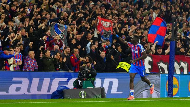 Ismaïla Sarr of Crystal Palace celebrates scoring a goal after making it 2-0 Crystal Palace v AZ Alkmaar, UEFA Conference League, Group Stage, Football, Selhurst Park, London, UK - 06 Nov 2025London Selhurst Park United Kingdom EDITORIAL USE ONLY No use with unauthorised audio, video, data, fixture lists, club league logos or live services. Online in-match use limited to 120 images, no video emulation. No use in betting, games or single club league player publications. Copyright: xJavierxGarcia Shutterstockx 15642281ag