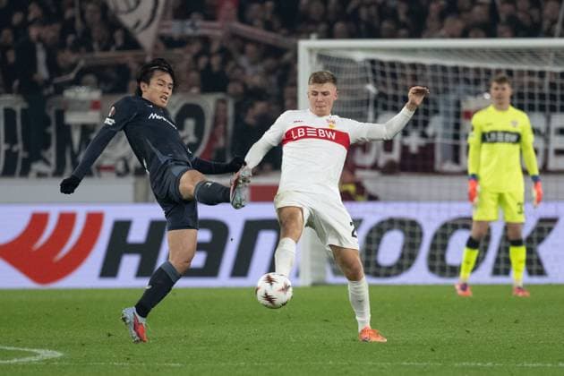 v.li. Ayase Ueda (Feyenoord Rotterdam, 09), Finn Jeltsch (VfB Stuttgart 29) GER, VfB Stuttgart vs. Feyenoord Rotterdam, Fussball, UEFA Europa League, Herren, 4. Spieltag, Spielzeit 2025 2026, 06.11.2025, GER, VfB Stuttgart vs. Feyenoord Rotterdam, Fussball, UEFA Europa League, Herren, 4. Spieltag, Spielzeit 2025 2026, 06.11.2025 Stuttgart Copyright: xEibner-Pressefoto WolfgangxFrankx EP_WFK