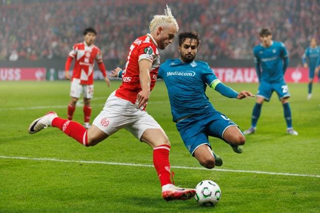Bendeict Hollerbach (FSV Mainz 05) im Zweikampf mit Luca Ranieri (AC Florenz), FSV Mainz 05 vs AC Florenz, Fussball, Conference League, 3. Spieltag, Saison 2025 2026, 06.11.2025 DFB regulations prohibit any use of photographs as image sequences and or quasi-video. FSV Mainz 05 vs AC Florenz, Fussball, Conference League, 3. Spieltag, Saison 2025 2026, 06.11.2025 Copyright: xEibner-Pressefoto AlexanderxNeisx EP_ANS