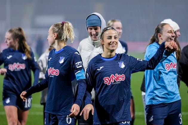 v.li.: Vanessa Diehm (TSG, 6), Christina Alp (TSG, 39), Leni Wileschek (TSG, 35), Spielerinnen der TSG 1899 Hoffenheim, Jubel nach dem Schlusspfiff, Freude über den Sieg, Sieger, Gewinner, jubelt, jubeln, fröhlich, positiv, freut sich, freuen, optimistisch, Highlight, Action, Aktion, 06.11.2025, Sinsheim (Hoffenheim) (Deutschland), Fussball, Google Pixel Frauen-Bundesliga, TSG 1899 Hoffenheim - SC Freiburg, DFB DFL REGULATIONS PROHIBIT ANY USE OF PHOTOGRAPHS AS IMAGE SEQUENCES AND OR QUASI-VIDEO.