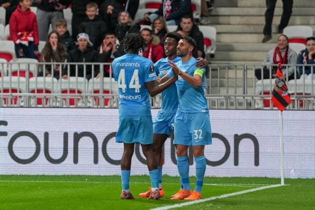 Vincenzo Grifo (SC Freiburg, 32) verwandelt Elfmeter, Strafstoß, Torjubel, Emotionen, Torschuss, Abschluss, Torerfolg, Tor, Treffer, Johan Manzambi (SC Freiburg, 44), Junior Adamu (SC Freiburg, 20) , Frankreich, Fussball, UEFA Europa League, 4.Spieltag, Ligaphase, 2025 2026, OGC Nizza vs. SC Freiburg, 06.11.2025, Allianz Riviera, Nizza, Frankreich Nizza Allianz Riviera Provence-Alpes-CÃ te d Azur, CÃ Frankreich Copyright: xArnexAmbergx