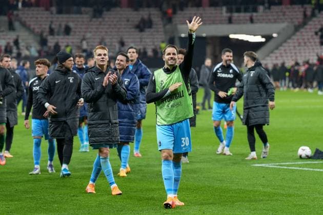 Die Mannschaft bedankt sich bei den Fans und Ultras im Gästeblock, Christian Günter Christian Guenter (SC Freiburg, 30) , Frankreich, Fussball, UEFA Europa League, 4.Spieltag, Ligaphase, 2025 2026, OGC Nizza vs. SC Freiburg, 06.11.2025, Allianz Riviera, Nizza, Frankreich Nizza Allianz Riviera Provence-Alpes-CÃ te d Azur, CÃ Frankreich Copyright: xArnexAmbergx