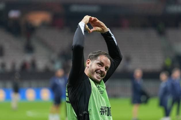 Die Mannschaft bedankt sich bei den Fans und Ultras im Gästeblock, Christian Günter Christian Guenter (SC Freiburg, 30), Herz , Frankreich, Fussball, UEFA Europa League, 4.Spieltag, Ligaphase, 2025 2026, OGC Nizza vs. SC Freiburg, 06.11.2025, Allianz Riviera, Nizza, Frankreich Nizza Allianz Riviera Provence-Alpes-CÃ te d Azur, CÃ Frankreich Copyright: xArnexAmbergx