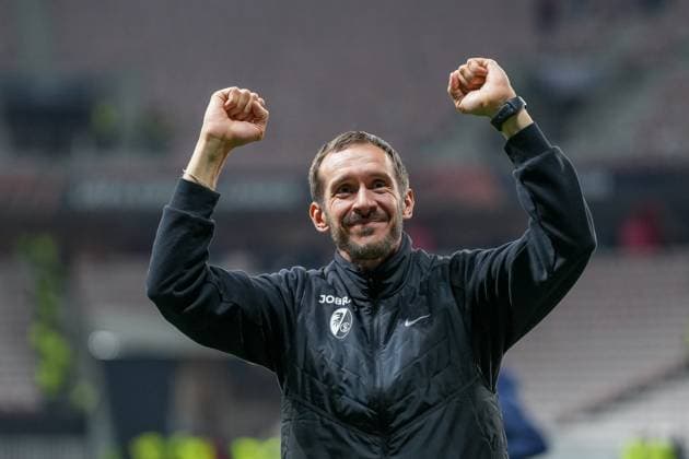 Julian Schuster (SC Freiburg, Trainer) bedankt sich bei den Fans und Ultras im Gästeblock , Frankreich, Fussball, UEFA Europa League, 4.Spieltag, Ligaphase, 2025 2026, OGC Nizza vs. SC Freiburg, 06.11.2025, Allianz Riviera, Nizza, Frankreich Nizza Allianz Riviera Provence-Alpes-CÃ te d Azur, CÃ Frankreich Copyright: xArnexAmbergx