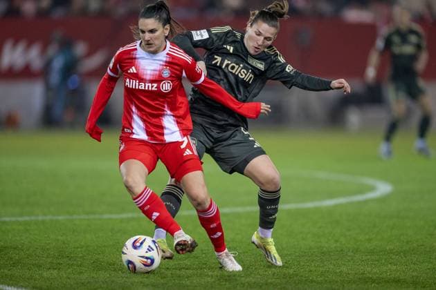 Kampf um den Ball Zweikampf zwischen Jovana Damnjanovic (FC Bayern Muenchen Frauen, 09) und Katja Orschmann (1. FC Union Berlin, 05) GER, FC Bayern Muenchen Frauen vs. 1. FC Union Berlin, Fussball, Google Pixel Frauen-Bundesliga, 10. Spieltag, Saison 2025 2026, 07.11.2025. (DFL DFB REGULATIONS PROHIBIT ANY USE OF PHOTOGRAPHS as IMAGE SEQUENCES and or QUASI-VIDEO). GER, FC Bayern Muenchen Frauen vs. 1. FC Union Berlin, Fussball, Google Pixel Frauen-Bundesliga, 10. Spieltag, Saison 2025 2026, 07.11.2025. Muenchen Copyright: xEibner-Pressefoto HeikexFeinerx EP_HFR