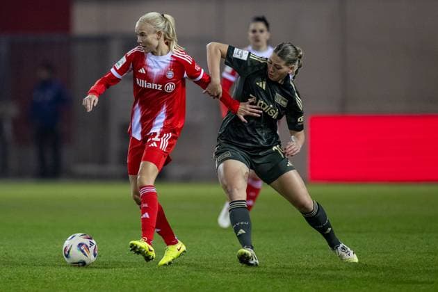 Kampf um den Ball Zweikampf zwischen Pernille Harder (FC Bayern Muenchen Frauen, 21) und Samantha Steuerwald (1. FC Union Berlin, 19) GER, FC Bayern Muenchen Frauen vs. 1. FC Union Berlin, Fussball, Google Pixel Frauen-Bundesliga, 10. Spieltag, Saison 2025 2026, 07.11.2025. (DFL DFB REGULATIONS PROHIBIT ANY USE OF PHOTOGRAPHS as IMAGE SEQUENCES and or QUASI-VIDEO). GER, FC Bayern Muenchen Frauen vs. 1. FC Union Berlin, Fussball, Google Pixel Frauen-Bundesliga, 10. Spieltag, Saison 2025 2026, 07.11.2025. Muenchen Copyright: xEibner-Pressefoto HeikexFeinerx EP_HFR