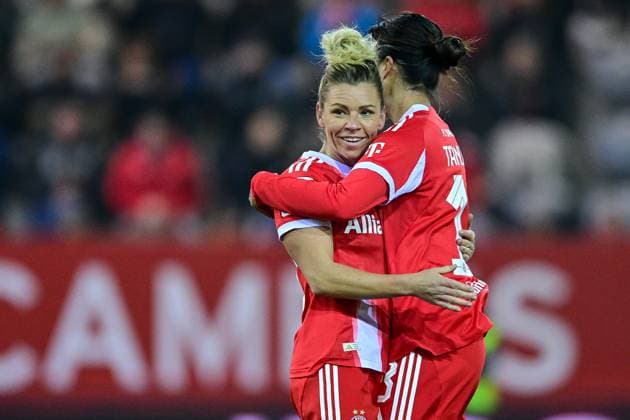 v.li.: Linda DALLMANN (FC Bayern Muenchen, FCB, 10) und Momoko TANAKINAWA (FC Bayern Muenchen, FCB, 18) mit Torjubel, Jubel, Torjubel, Torerfolg, celebrate the goal, goal, celebration, Jubel ueber das Tor zum 1:0 durch Linda DALLMANN (FC Bayern Muenchen, FCB, 10) , optimistisch, Action, Aktion, 07.11.2025, München (Deutschland), Fussball, Google Pixel Frauen-Bundesliga, FC Bayern München - 1. FC Union Berlin, DFB DFL REGULATIONS PROHIBIT ANY USE OF PHOTOGRAPHS AS IMAGE SEQUENCES AND OR QUASI-VIDEO.