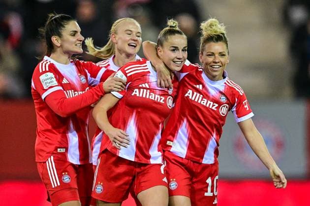 v.li.: Jovana DAMNJANOVIC (FC Bayern Muenchen, FCB, 9) Pernille HARDER (FC Bayern Muenchen, FCB, 21) Giulia GWINN (FC Bayern Muenchen, FCB, 7) Linda DALLMANN (FC Bayern Muenchen, FCB, 10) mit Torjubel, Jubel, Torjubel, Torerfolg, celebrate the goal, goal, celebration, Jubel ueber das Tor zum 3:0 durch Giulia GWINN (FC Bayern Muenchen, FCB, 7), optimistisch, Action, Aktion, 07.11.2025, München (Deutschland), Fussball, Google Pixel Frauen-Bundesliga, FC Bayern München - 1. FC Union Berlin, DFB DFL REGULATIONS PROHIBIT ANY USE OF PHOTOGRAPHS AS IMAGE SEQUENCES AND OR QUASI-VIDEO.