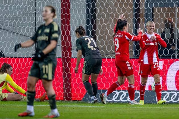 Die Berlinerinnen sind bedient, waehrend Jovana Damnjanovic (FC Bayern Muenchen Frauen, 09) mit Pernille Harder (FC Bayern Muenchen Frauen, 21) deren Tor zum 2:0 bejubelt GER, FC Bayern Muenchen Frauen vs. 1. FC Union Berlin, Fussball, Google Pixel Frauen-Bundesliga, 10. Spieltag, Saison 2025 2026, 07.11.2025. (DFL DFB REGULATIONS PROHIBIT ANY USE OF PHOTOGRAPHS as IMAGE SEQUENCES and or QUASI-VIDEO). GER, FC Bayern Muenchen Frauen vs. 1. FC Union Berlin, Fussball, Google Pixel Frauen-Bundesliga, 10. Spieltag, Saison 2025 2026, 07.11.2025. Muenchen Copyright: xEibner-Pressefoto HeikexFeinerx EP_HFR