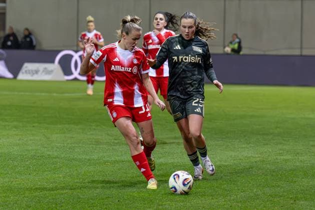 Kampf um den Ball Zweikampf zwischen Georgia Stanway (FC Bayern Muenchen Frauen, 31) und Ida Heikkinen (1. FC Union Berlin, 25) GER, FC Bayern Muenchen Frauen vs. 1. FC Union Berlin, Fussball, Google Pixel Frauen-Bundesliga, 10. Spieltag, Saison 2025 2026, 07.11.2025. (DFL DFB REGULATIONS PROHIBIT ANY USE OF PHOTOGRAPHS as IMAGE SEQUENCES and or QUASI-VIDEO). GER, FC Bayern Muenchen Frauen vs. 1. FC Union Berlin, Fussball, Google Pixel Frauen-Bundesliga, 10. Spieltag, Saison 2025 2026, 07.11.2025. Muenchen Copyright: xEibner-Pressefoto HeikexFeinerx EP_HFR