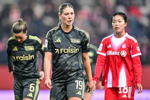 v.li.: Celine Frank (Union Berlin, 6) Samantha Steuerwald (Union Berlin, 19) enttaeuscht schauend, Enttaeuschung, Frustration, disappointed, pessimistisch, Momoko TANAKINAWA (FC Bayern Muenchen, FCB, 18), 07.11.2025, München (Deutschland), Fussball, Google Pixel Frauen-Bundesliga, FC Bayern München - 1. FC Union Berlin, DFB DFL REGULATIONS PROHIBIT ANY USE OF PHOTOGRAPHS AS IMAGE SEQUENCES AND OR QUASI-VIDEO.