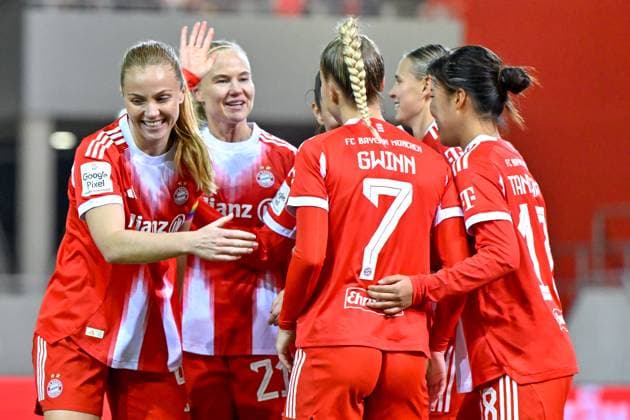 Spielerinnen des FC Bayern mit Torjubel, Jubel, Torjubel, Torerfolg, celebrate the goal, goal, celebration, Jubel ueber das Eigentor zum 4:0 von Tomke Schneider (Union Berlin, 2) nach Flanke von Giulia GWINN (FC Bayern Muenchen, FCB, 7) , optimistisch, Action, Aktion, 07.11.2025, München (Deutschland), Fussball, Google Pixel Frauen-Bundesliga, FC Bayern München - 1. FC Union Berlin, DFB DFL REGULATIONS PROHIBIT ANY USE OF PHOTOGRAPHS AS IMAGE SEQUENCES AND OR QUASI-VIDEO.