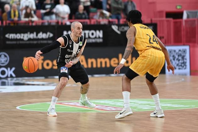 Simon Krajcovic (Giessen 46ers, 55) gegen JaCobi Wood (Tigers Tuebingen, 24) GER, Tigers Tuebingen vs. Giessen 46ers, Basketball, Herren, Pro A, 2. Barmer Basketball Bundesliga, Saison 2025 2026, 07.11.2025 GER, Tigers Tuebingen vs. Giessen 46ers, Basketball, Herren, Pro A, 2. Barmer Basketball Bundesliga, Saison 2025 2026, 07.11.2025 Tuebingen Copyright: xEibner-Pressefoto NicolasxWoernx EP_NWN