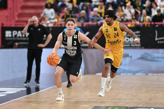 Aiden Warnholtz (Giessen 46ers, 03) gegen JaCobi Wood (Tigers Tuebingen, 24) GER, Tigers Tuebingen vs. Giessen 46ers, Basketball, Herren, Pro A, 2. Barmer Basketball Bundesliga, Saison 2025 2026, 07.11.2025 GER, Tigers Tuebingen vs. Giessen 46ers, Basketball, Herren, Pro A, 2. Barmer Basketball Bundesliga, Saison 2025 2026, 07.11.2025 Tuebingen Copyright: xEibner-Pressefoto NicolasxWoernx EP_NWN