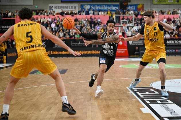 Kyle Anthony Castlin (Giessen 46ers, 07) gegen Lukas Milner (Tigers Tuebingen, 17) und Kaya Bayram (Tigers Tuebingen, 05) GER, Tigers Tuebingen vs. Giessen 46ers, Basketball, Herren, Pro A, 2. Barmer Basketball Bundesliga, Saison 2025 2026, 07.11.2025 GER, Tigers Tuebingen vs. Giessen 46ers, Basketball, Herren, Pro A, 2. Barmer Basketball Bundesliga, Saison 2025 2026, 07.11.2025 Tuebingen Copyright: xEibner-Pressefoto NicolasxWoernx EP_NWN