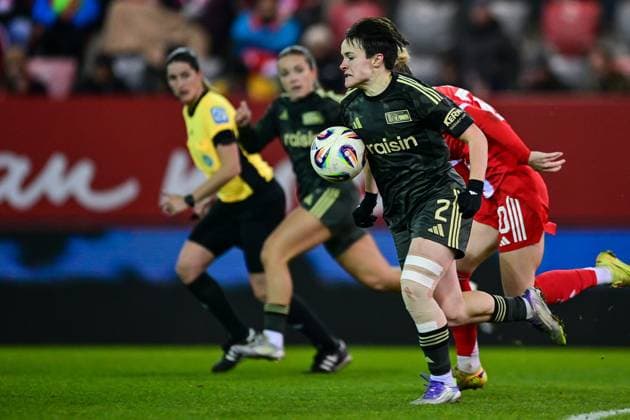 v.li.: Tomke Schneider (Union Berlin, 2) Franziska KETT (FC Bayern Muenchen, FCB, 20) im Zweikampf, Duell, duel, tackle, Dynamik, Action, Aktion, 07.11.2025, München (Deutschland), Fussball, Google Pixel Frauen-Bundesliga, FC Bayern München - 1. FC Union Berlin, DFB DFL REGULATIONS PROHIBIT ANY USE OF PHOTOGRAPHS AS IMAGE SEQUENCES AND OR QUASI-VIDEO.