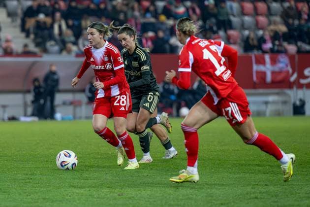 Barbara Dunst (FC Bayern Muenchen Frauen, 28) vor Celine Frank (1. FC Union Berlin, 06) GER, FC Bayern Muenchen Frauen vs. 1. FC Union Berlin, Fussball, Google Pixel Frauen-Bundesliga, 10. Spieltag, Saison 2025 2026, 07.11.2025. (DFL DFB REGULATIONS PROHIBIT ANY USE OF PHOTOGRAPHS as IMAGE SEQUENCES and or QUASI-VIDEO). GER, FC Bayern Muenchen Frauen vs. 1. FC Union Berlin, Fussball, Google Pixel Frauen-Bundesliga, 10. Spieltag, Saison 2025 2026, 07.11.2025. Muenchen Copyright: xEibner-Pressefoto HeikexFeinerx EP_HFR