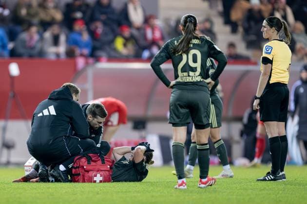 Dina Orschmann (1. FC Union Berlin, 11) muss behandelt werden, rechts Naemi Breier (Schiedsrichterin) GER, FC Bayern Muenchen Frauen vs. 1. FC Union Berlin, Fussball, Google Pixel Frauen-Bundesliga, 10. Spieltag, Saison 2025 2026, 07.11.2025. (DFL DFB REGULATIONS PROHIBIT ANY USE OF PHOTOGRAPHS as IMAGE SEQUENCES and or QUASI-VIDEO). GER, FC Bayern Muenchen Frauen vs. 1. FC Union Berlin, Fussball, Google Pixel Frauen-Bundesliga, 10. Spieltag, Saison 2025 2026, 07.11.2025. Muenchen Copyright: xEibner-Pressefoto HeikexFeinerx EP_HFR