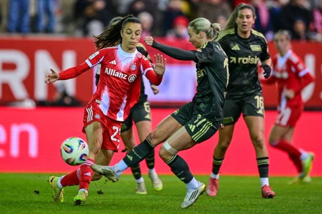 v.li.: Natalia PADILLA-BIDAS (FC Bayern Muenchen, FCB, 23) Judith Steinert (Union Berlin, 17) im Zweikampf, Duell, duel, tackle, Dynamik, Action, Aktion, 07.11.2025, München (Deutschland), Fussball, Google Pixel Frauen-Bundesliga, FC Bayern München - 1. FC Union Berlin, DFB DFL REGULATIONS PROHIBIT ANY USE OF PHOTOGRAPHS AS IMAGE SEQUENCES AND OR QUASI-VIDEO.
