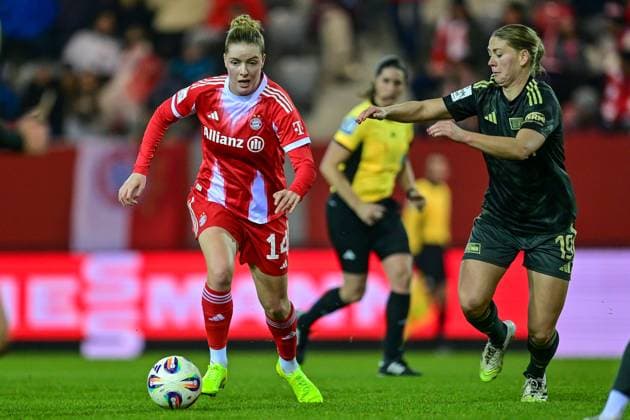 v.li.: Alara SEHITLER (FC Bayern Muenchen, FCB, 14) Samantha Steuerwald (Union Berlin, 19) im Zweikampf, Duell, duel, tackle, Dynamik, Action, Aktion, 07.11.2025, München (Deutschland), Fussball, Google Pixel Frauen-Bundesliga, FC Bayern München - 1. FC Union Berlin, DFB DFL REGULATIONS PROHIBIT ANY USE OF PHOTOGRAPHS AS IMAGE SEQUENCES AND OR QUASI-VIDEO.