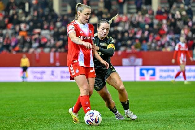 v.li.: Georgia STANWAY (FC Bayern Muenchen, FCB, 31) Lisa Heiseler (Union Berlin, 7) im Zweikampf, Duell, duel, tackle, Dynamik, Action, Aktion, 07.11.2025, München (Deutschland), Fussball, Google Pixel Frauen-Bundesliga, FC Bayern München - 1. FC Union Berlin, DFB DFL REGULATIONS PROHIBIT ANY USE OF PHOTOGRAPHS AS IMAGE SEQUENCES AND OR QUASI-VIDEO.