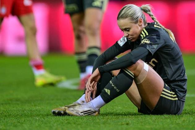 Judith Steinert (Union Berlin, 17) nach Spielende enttaeuscht schauend, Enttaeuschung, Frustration, disappointed, pessimistisch, Freisteller, Einzelbild, Aktion, Action, 07.11.2025, München (Deutschland), Fussball, Google Pixel Frauen-Bundesliga, FC Bayern München - 1. FC Union Berlin, DFB DFL REGULATIONS PROHIBIT ANY USE OF PHOTOGRAPHS AS IMAGE SEQUENCES AND OR QUASI-VIDEO.