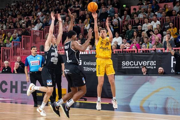 Tigers Tuebingen - Giessen 46ers, Herren, 2. Bundesliga, Barmer 2. Basketball Bundesliga, pro A, 7. Spieltag, Spielzeit 2025 2026, 07.11.2025 Till Joscha Joenke (Tigers Tuebingen, 26) gegen Kyle Castlin (Giessen 46ers, 07) und Aiden Warnholtz (Giessen 46ers, 03)