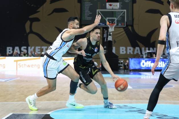 07.11.2025, xtgx, Basketball easyCredit BBL, Basketball Loewen Braunschweig - Veolia Hamburg Towers emspor, v.l. Martin Breunig (Hamburg, 13), Joshua Obiesie (Braunschweig, 8) Zweikampf, Duell, Kampf, tackle Braunschweig