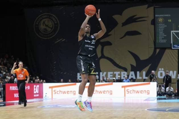 07.11.2025, xtgx, Basketball easyCredit BBL, Basketball Loewen Braunschweig - Veolia Hamburg Towers emspor, v.l. Grant Sherfield (Braunschweig, 25) wirft Korb, wirft, trifft, Korb, Treffer, scores Braunschweig