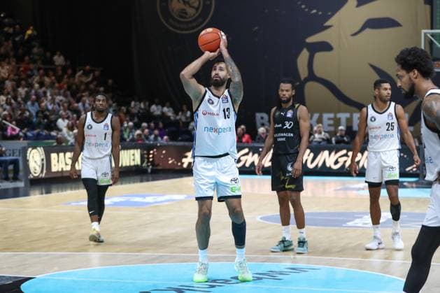 07.11.2025, xtgx, Basketball easyCredit BBL, Basketball Loewen Braunschweig - Veolia Hamburg Towers emspor, v.l. Martin Breunig (Hamburg, 13) wirft Korb, wirft, trifft, Korb, Treffer, scores Braunschweig